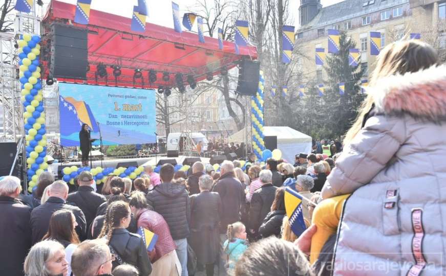 Građani proslavljaju Dan nezavisnosti BiH na Trgu Oslobođenja - Alija Izetbegović